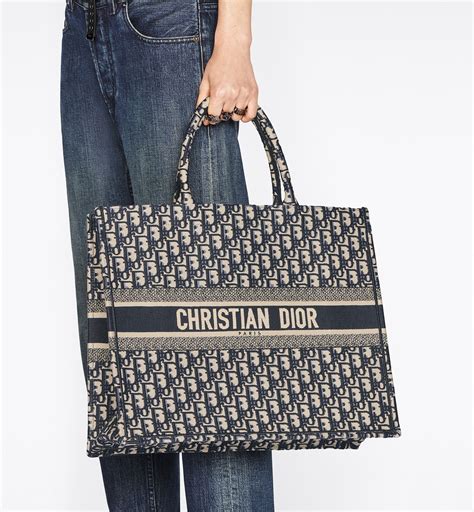 book tote bag dior uncinetto|dior carryall tote.